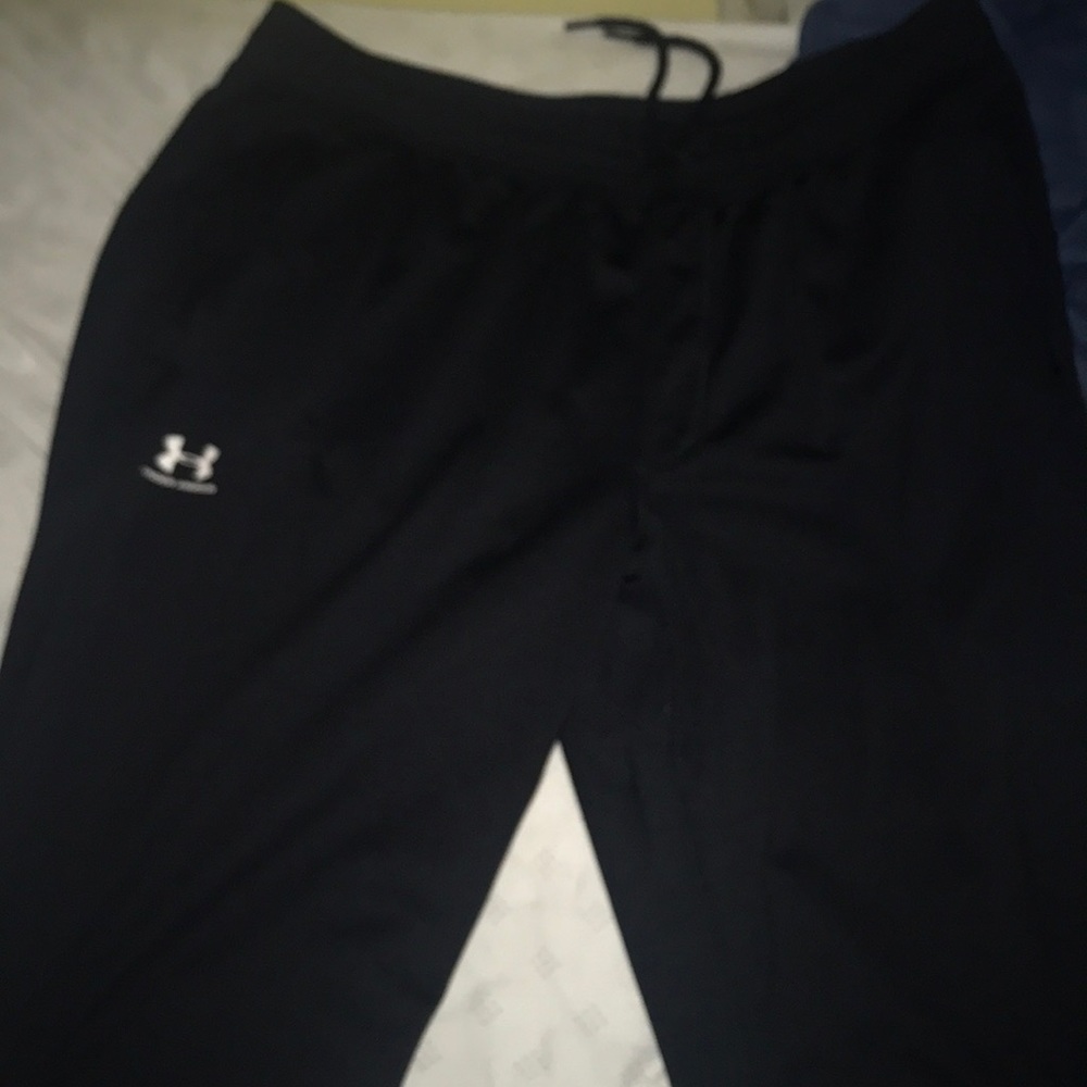 Men’s black 2XL under armour joggers
